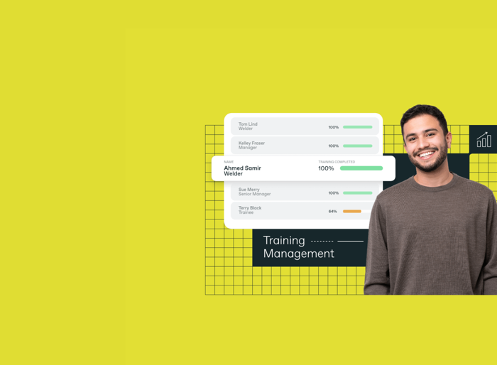 Uma pessoa sorridente está em frente a um gráfico de gestão da formação sobre um fundo amarelo, mostrando diferentes percentagens de conclusão da formação para vários indivíduos.
