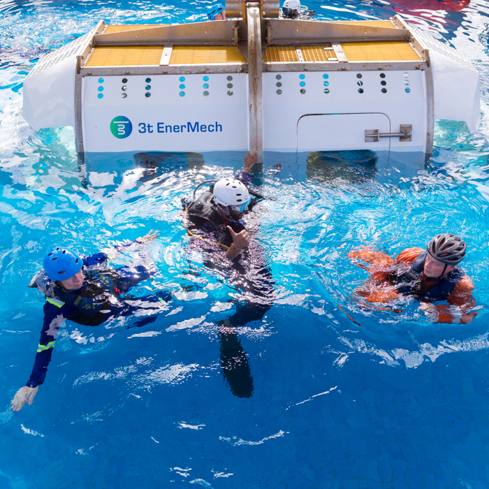 4 personas en una piscina tras escapar de un entrenamiento de supervivencia en helicóptero