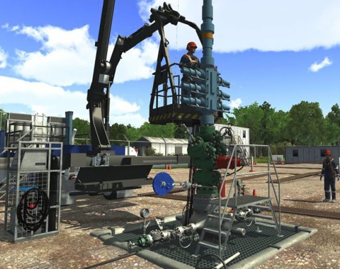 Trabalhadores operam máquinas num local industrial ao ar livre com vários equipamentos e estruturas, rodeados por árvores sob um céu parcialmente nublado.